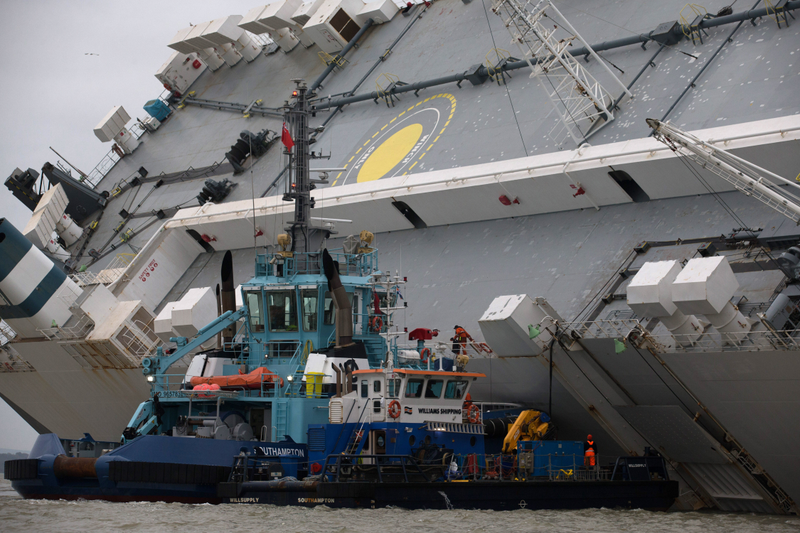 Illustration for article titled These Photos Of That Grounded Car Carrier Ship Are Beautifully Surreal
